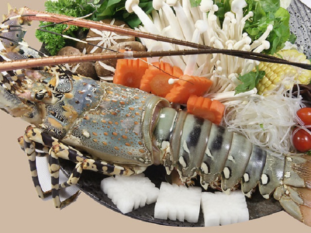 Lẩu tôm hùm có thể ăn với nhiều loại rau củ khác nhau, tùy theo sở thích của mỗi người.
