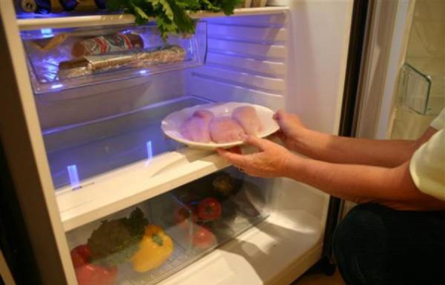 Rã đông hải sản trong ngăn mát tủ lạnh