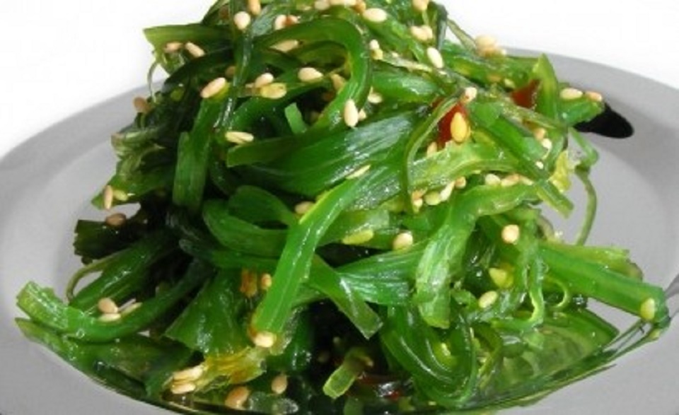 Rong biển được kết hợp với mè tạo nên hương vị ngon, giòn, ngọt và đậm mùi biển.