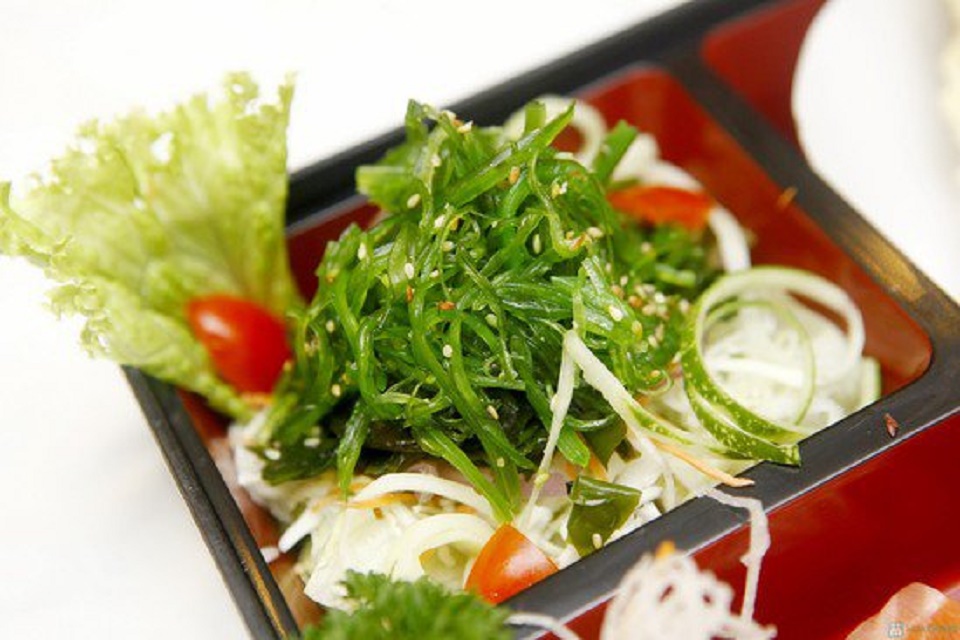Rong biển tươi trộn mè Nhật Bản là món ăn phù hợp với mọi lứa tuổi 