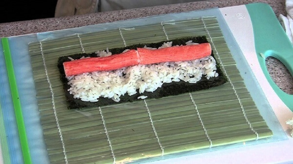 Nguyên liêu làm món sushi thanh cua rất đơn giản dễ làm.