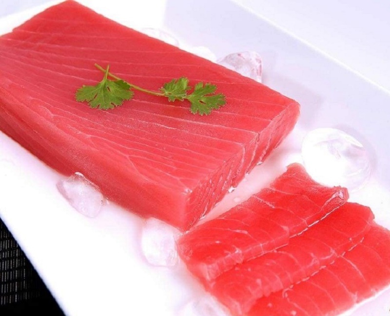 Cá ngừ đại dương cắt Saku đẹp mắt.