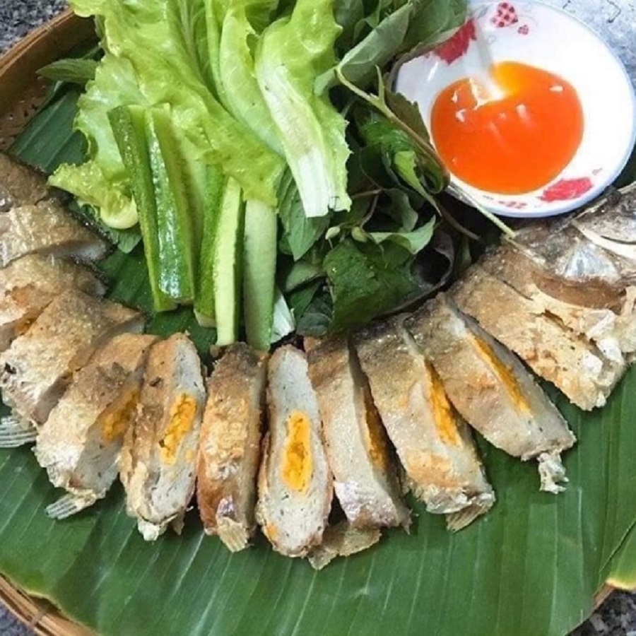 Khi thưởng thức sẽ cảm nhận đủ từ độ dai của cá thác lát , sự giòn tan của da và vi cá, vị bùi của trứng muối đem đến mùi thơm rất đặc trưng.