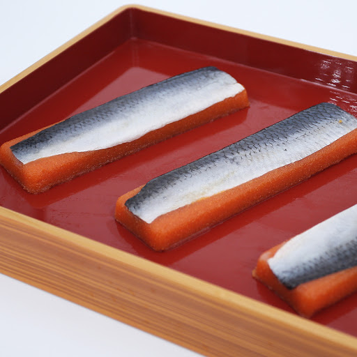 Những lưu ý khi ăn sashimi cá trích ép trứng